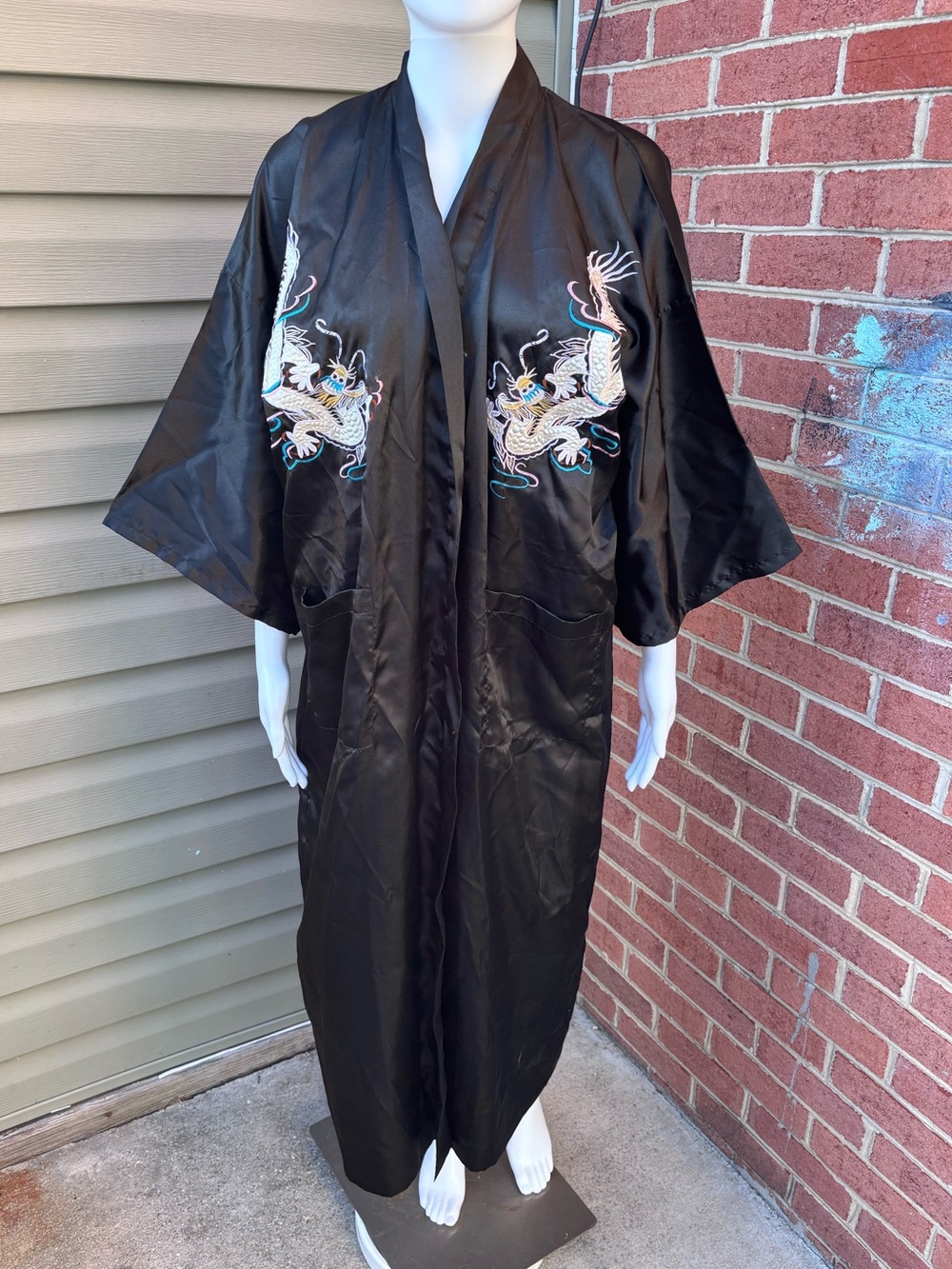 VINTAGE BLACK EMBROIDERED DRAGON KIMONO ROBE ONE SIZE